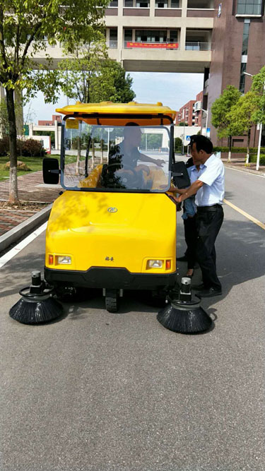 洗地機(jī)，掃地機(jī)，工業(yè)吸塵器，高壓清洗機(jī)，洗掃一體機(jī)，駕駛式洗地機(jī)，手推式洗地機(jī)，駕駛式掃地機(jī)，手推式掃地機(jī)，長(zhǎng)沙亮點(diǎn)環(huán)保官網(wǎng)，商用吸塵器，長(zhǎng)沙洗地機(jī)，長(zhǎng)沙掃地機(jī)，長(zhǎng)沙高壓清洗機(jī)，湖南工業(yè)吸塵器，湖南掃地機(jī)，湖南高壓清洗機(jī)，湖南工業(yè)吸塵器